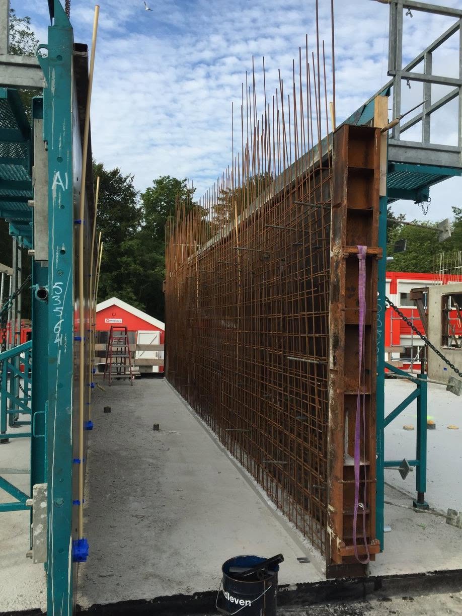 Bekisting met wapeningsstaal voor een betonnen wand
