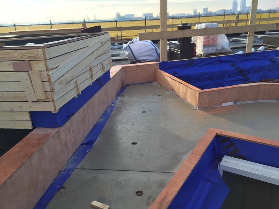 Houten dakrandconstructie op een plat dak met dampremmende folie