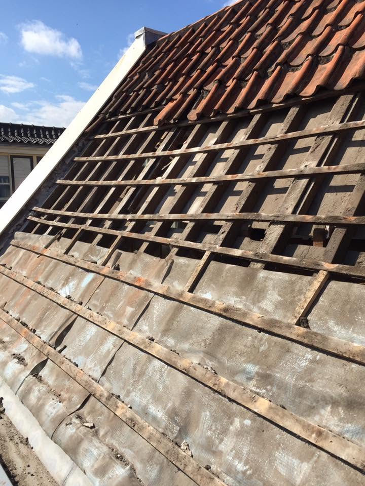 Dakvlak in renovatie met dakpannen en nieuw panlatwerk