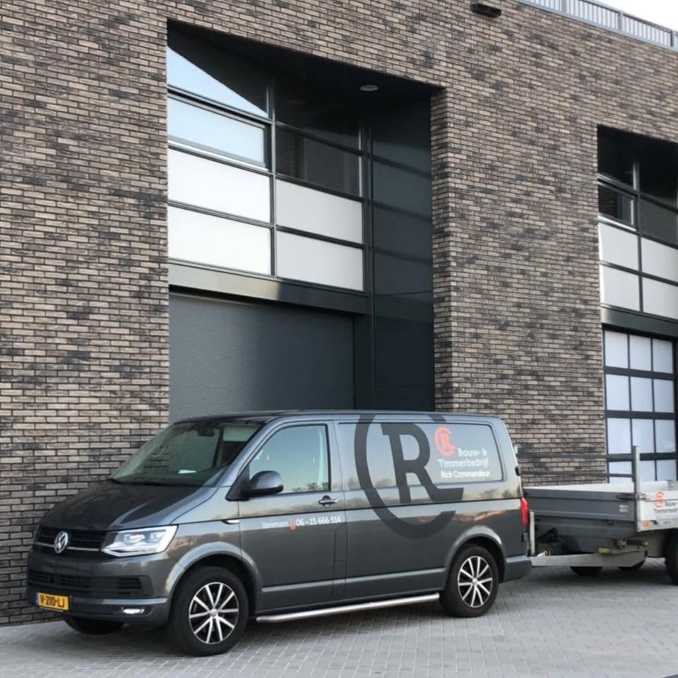 Bedrijfsbus met aanhanger van Bouw- & Timmerbedrijf Rick Commandeur voor een bedrijfspand