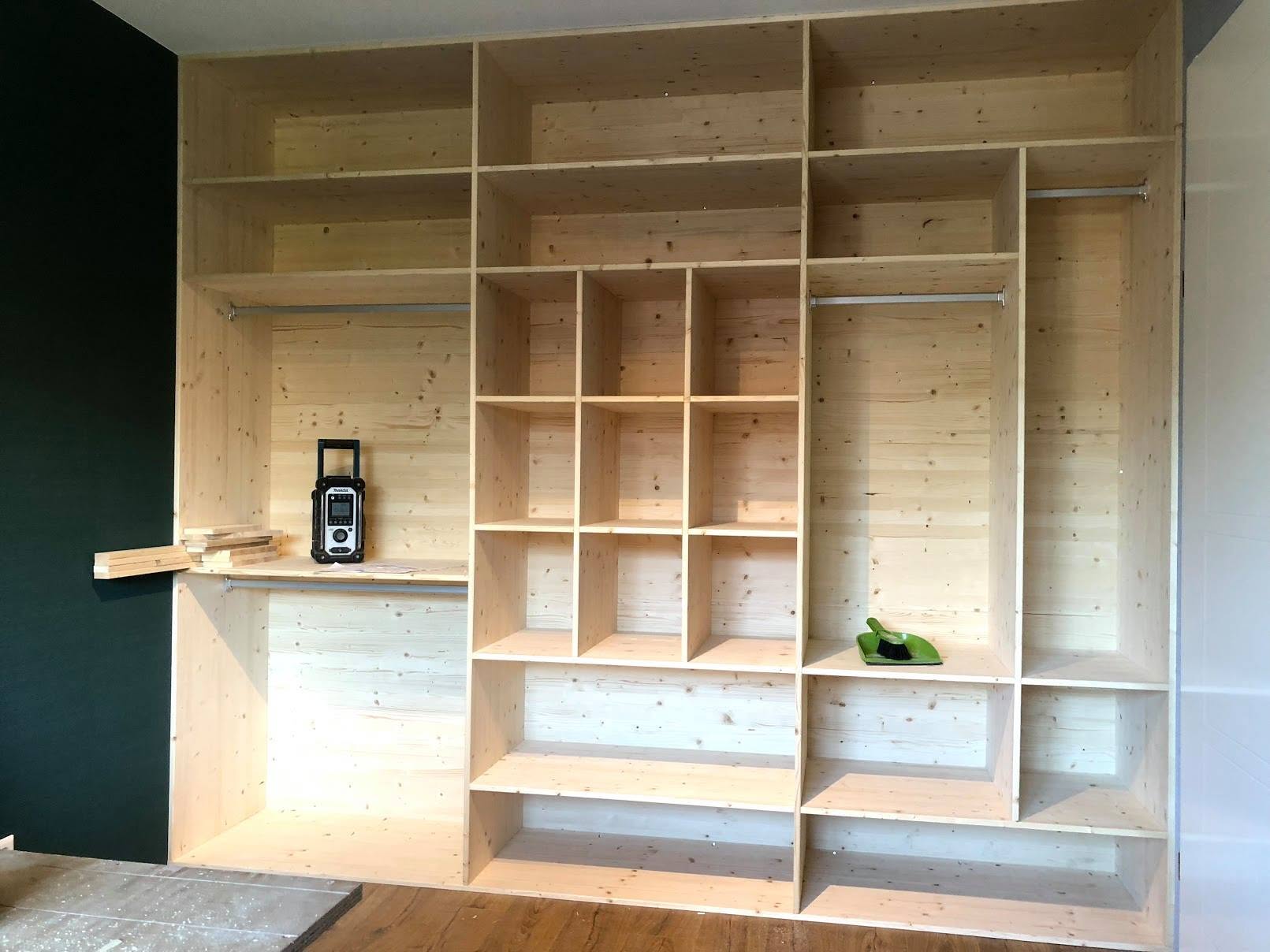 Op maat gemaakte houten kastwand met vakverdeling